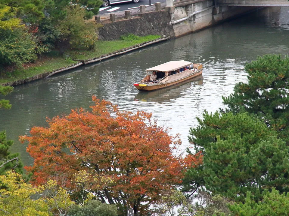 松江城　内濠に浮かぶ堀川遊覧船