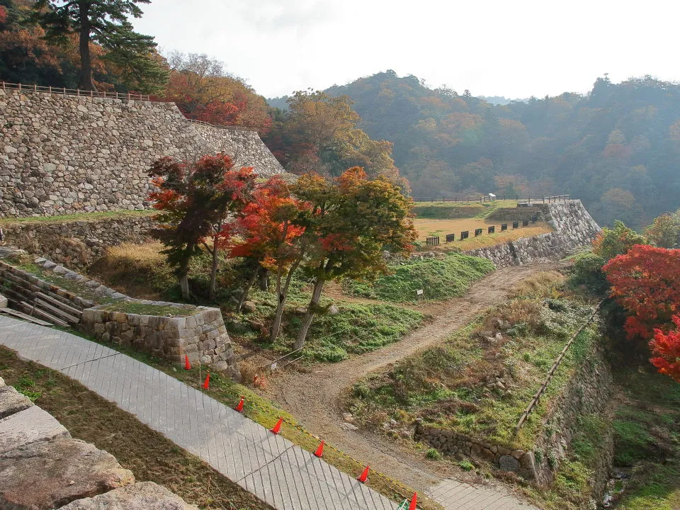 鳥取城山下ノ丸　菱櫓跡から天球丸石垣