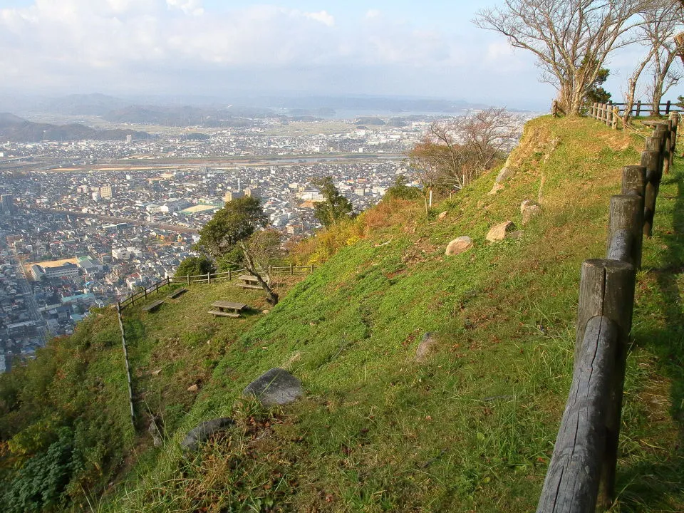 鳥取城山上ノ丸　本丸から出丸