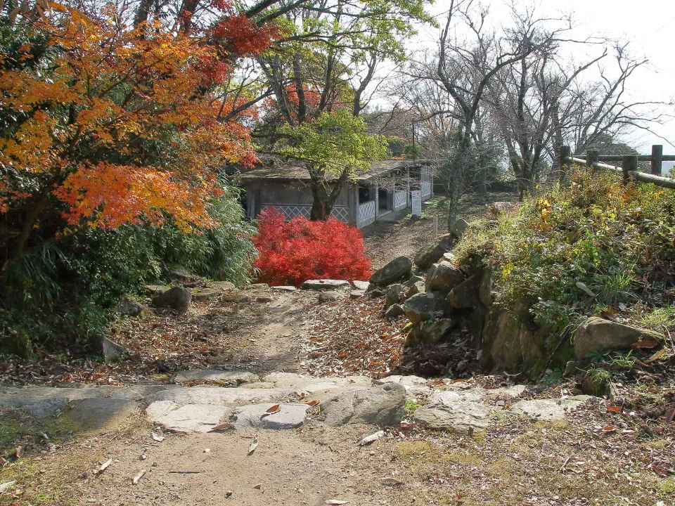 鳥取城山上ノ丸　本丸御門から二ノ丸