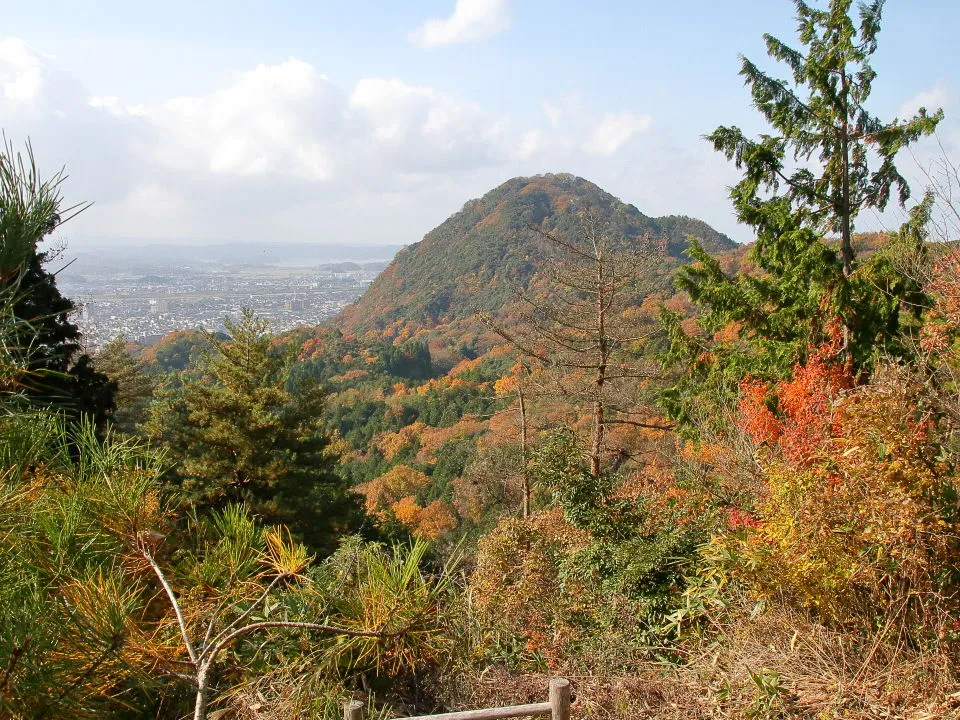 休憩所(陣屋跡)から久松山