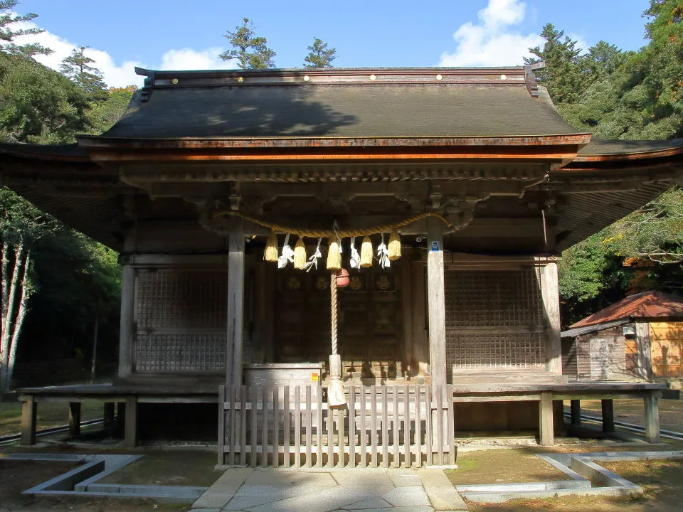 樗谿神社　柿葺屋根の拝殿