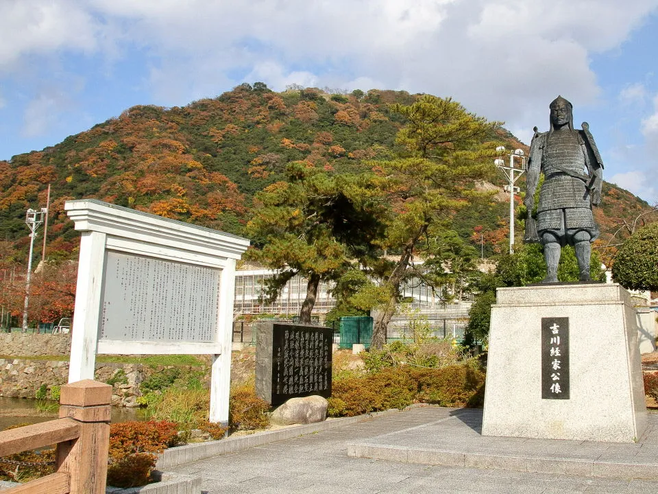 吉川経家像と久松山