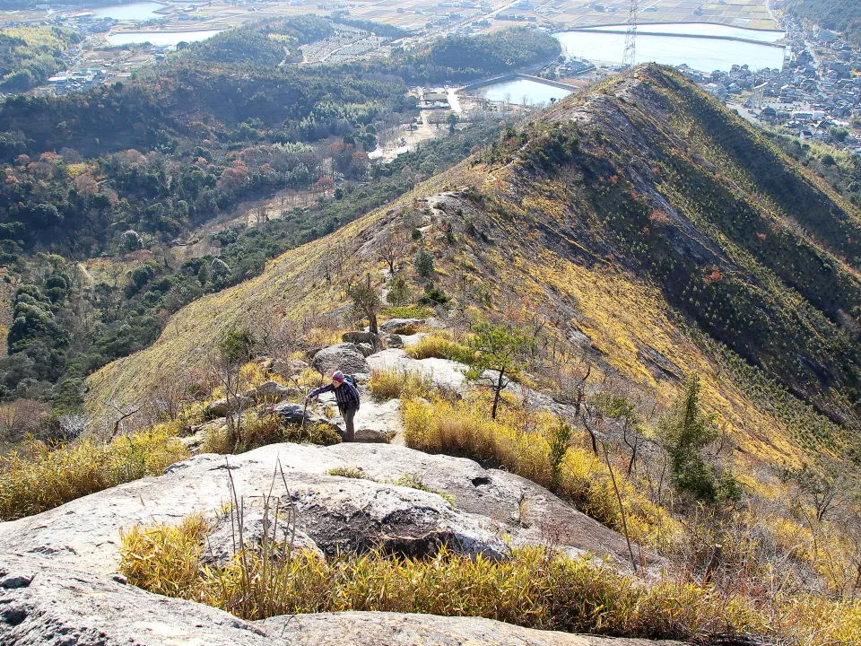 高御位山　馬ノ背登山道を見下ろす