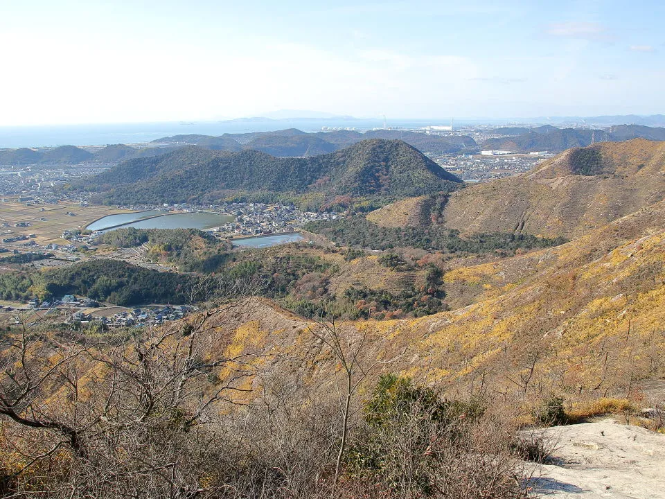 高御位山　竿池と大谷山も見える