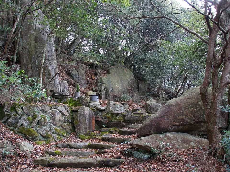 こぐり岩を越えてすぐの石碑