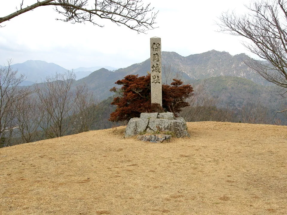 黒井城趾　本丸の保月城趾石碑