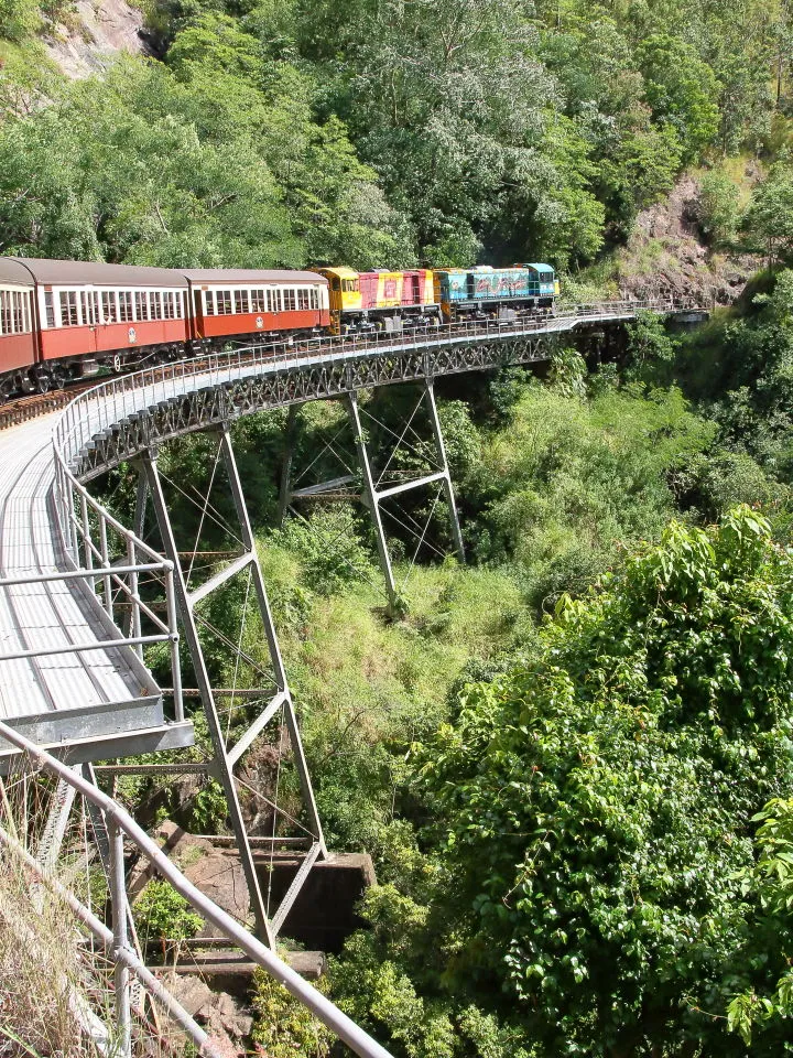 キュランダ観光鉄道　ストーニークリーク滝の鉄橋