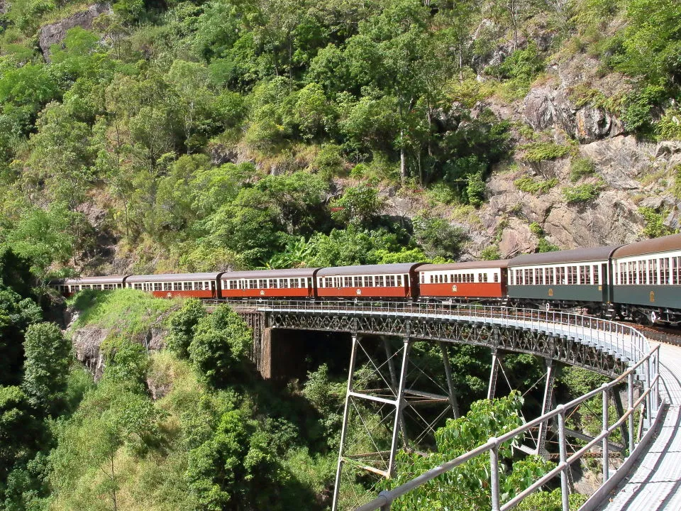 キュランダ観光鉄道　ストーニークリーク滝の鉄橋