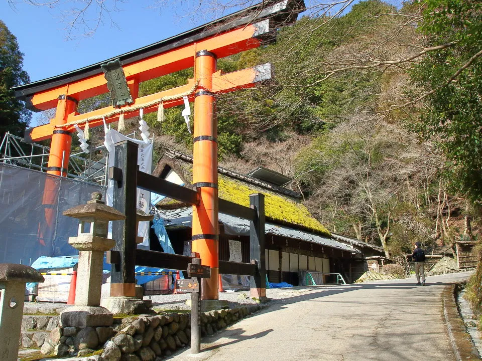 愛宕神社の一の鳥居と江戸時代創業の茅葺きの茶店