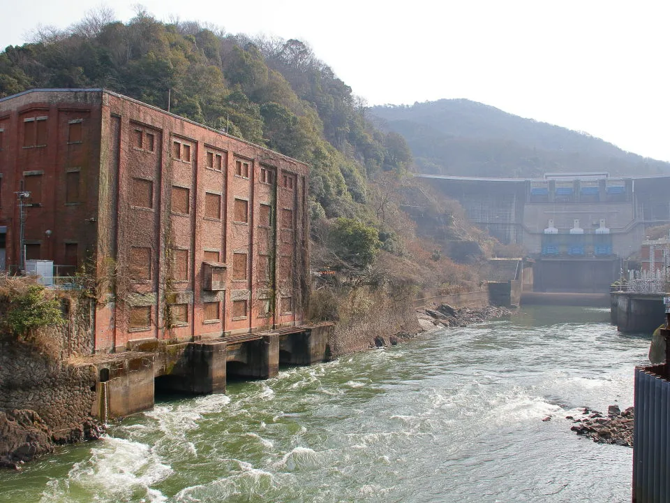 煉瓦造りの志津川発電所跡と天ヶ瀬ダム