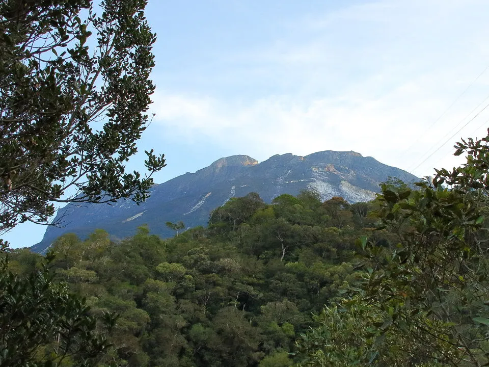 朝のキナバル山