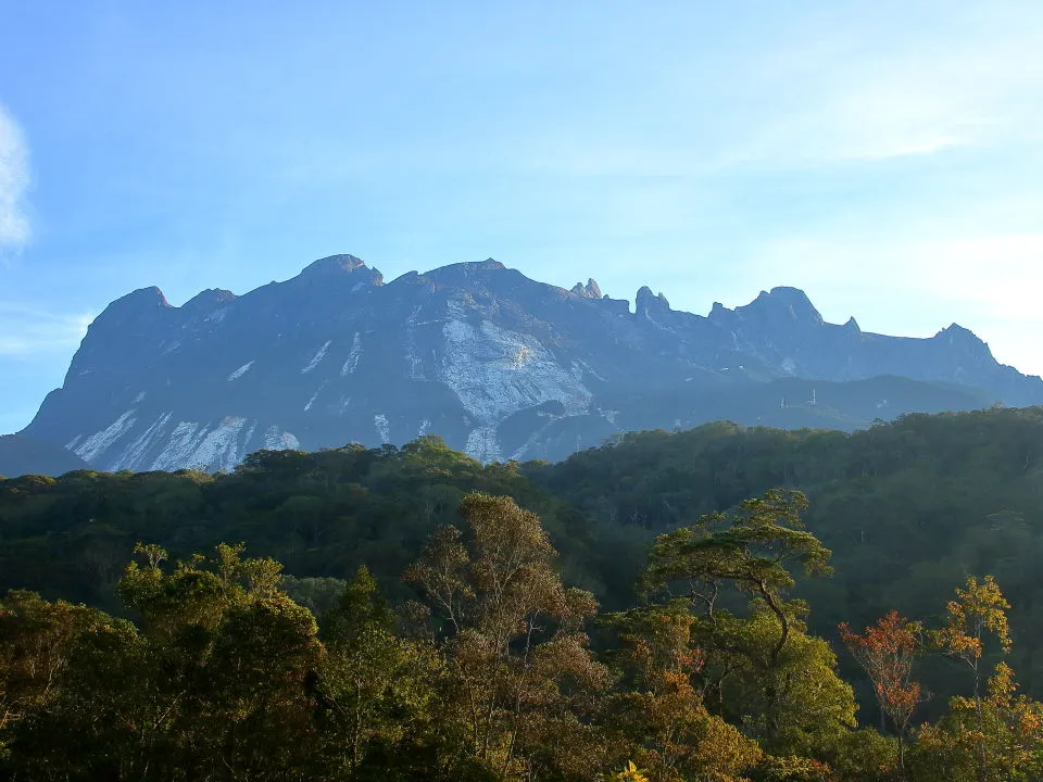 朝のキナバル山