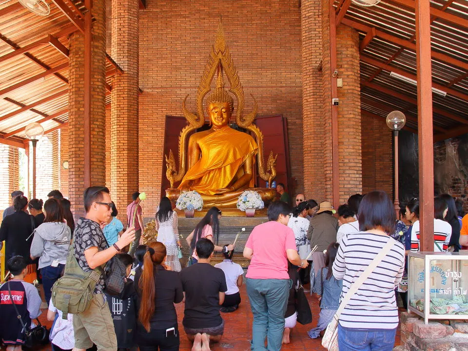 入口の仏像