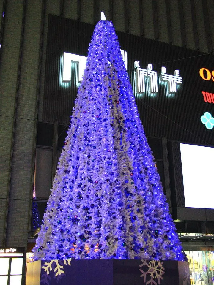 ミント神戸前のクリスマスツリー