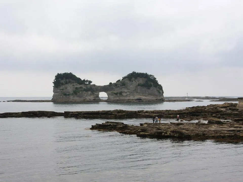 白浜のシンボル「円月島」