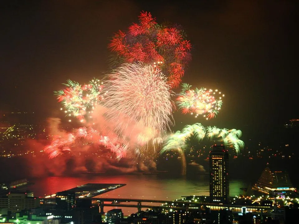 神戸港に花火の乱舞