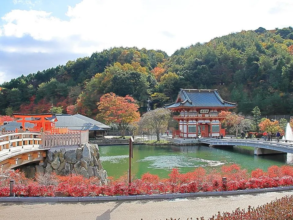 弁天池越しに山門