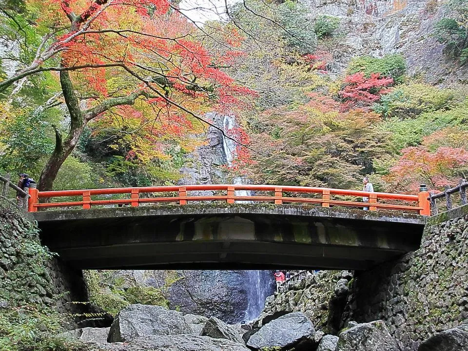 滝見橋越しの「箕面の滝」