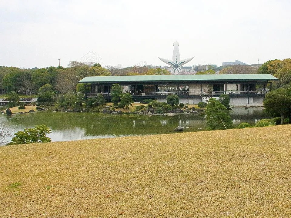 日本庭園側から正門