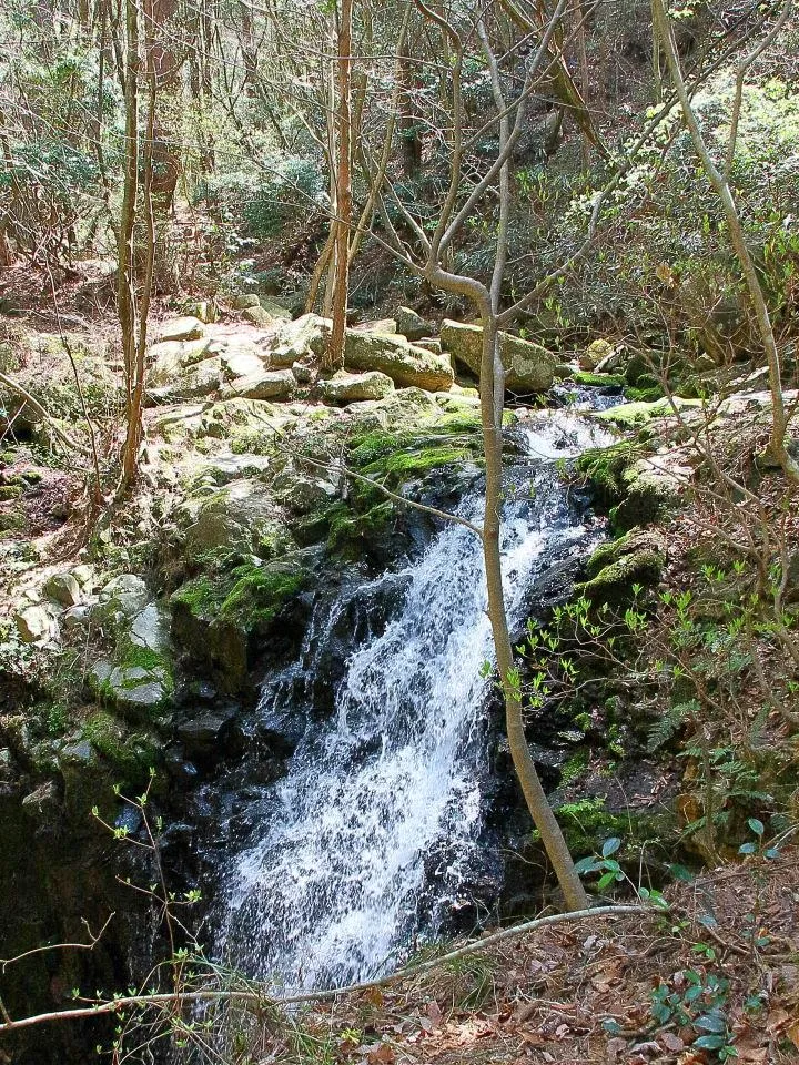 地獄谷の小さな滝