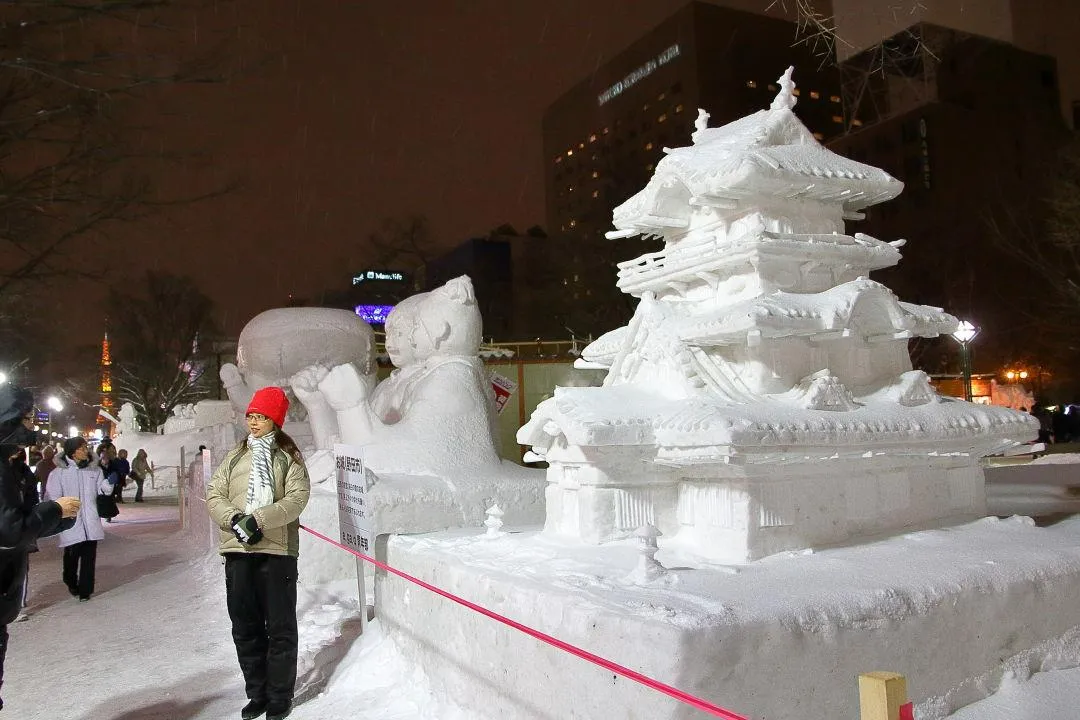 市民の広場の中雪像