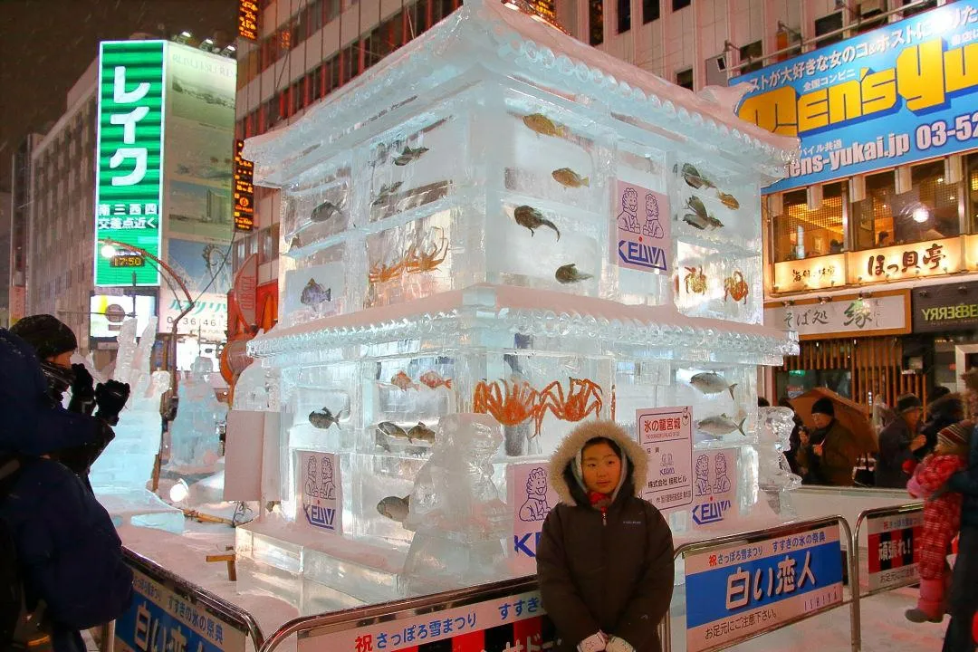 北の幸を埋めた氷彫刻