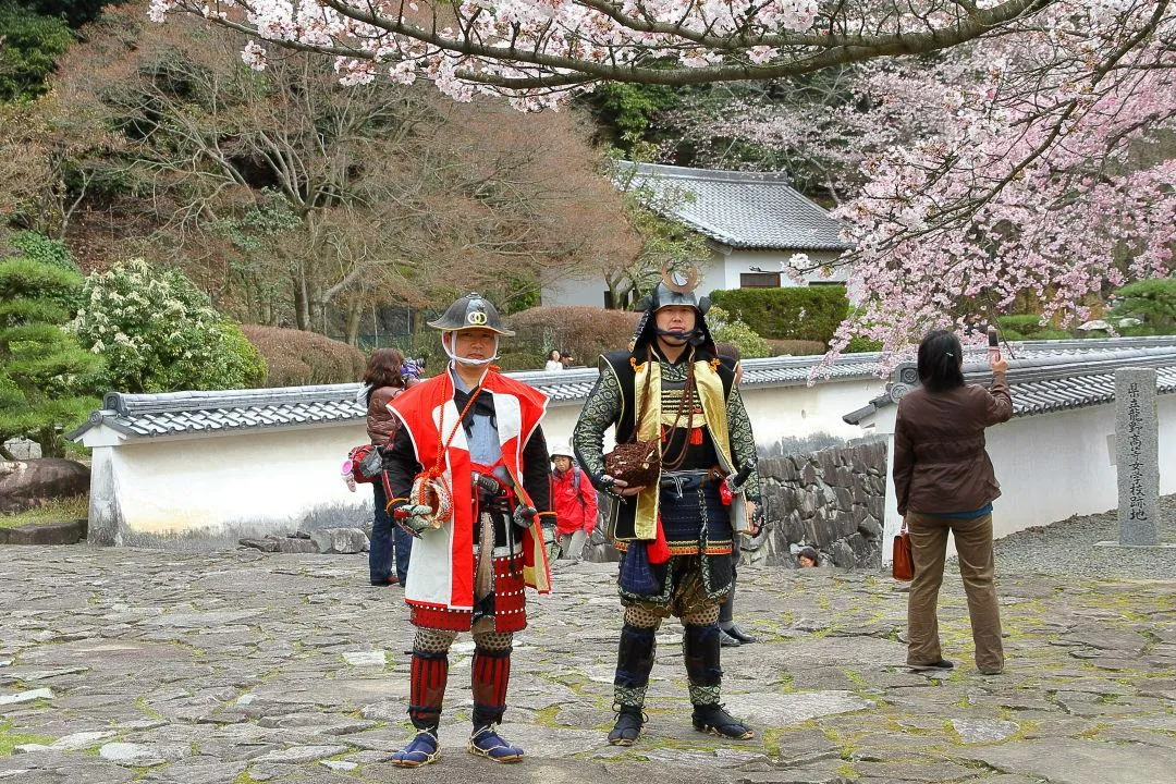 武者装束でパトロール