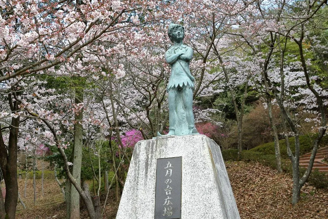 桜花に映える銅像