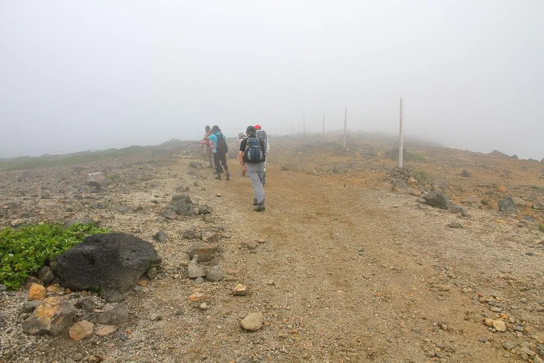 「馬の背」を行く登山者