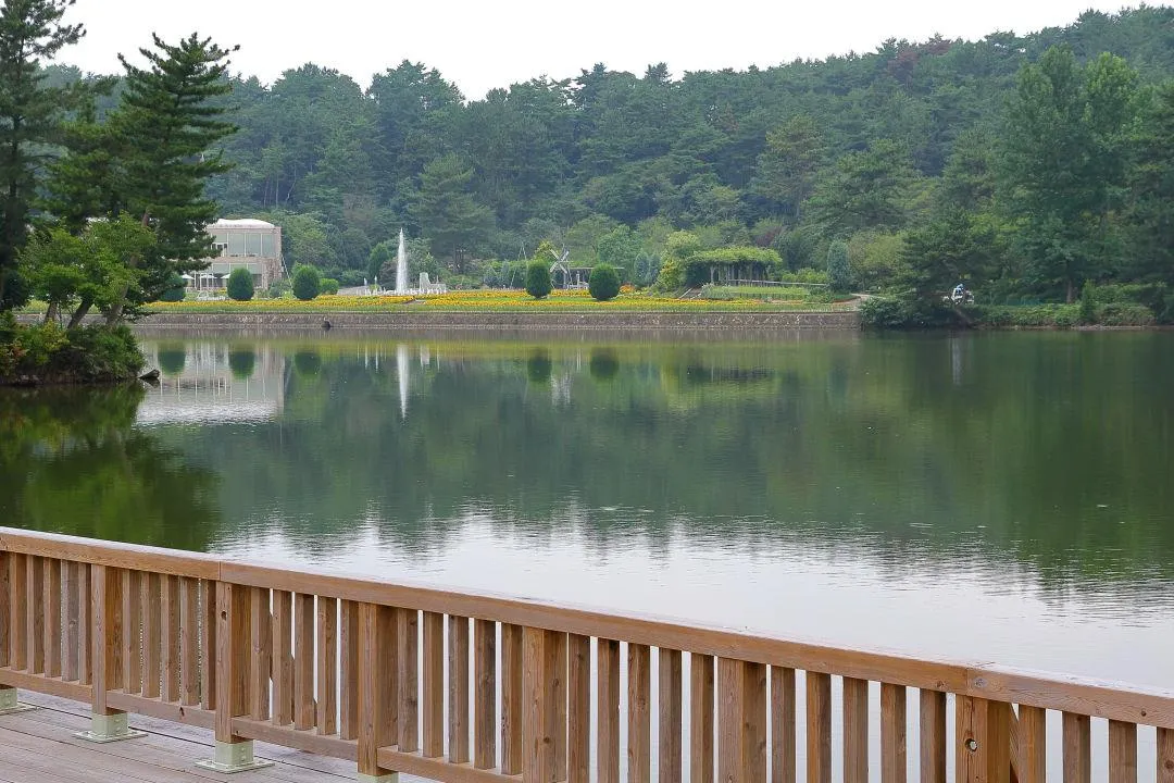 池辺のテラスから