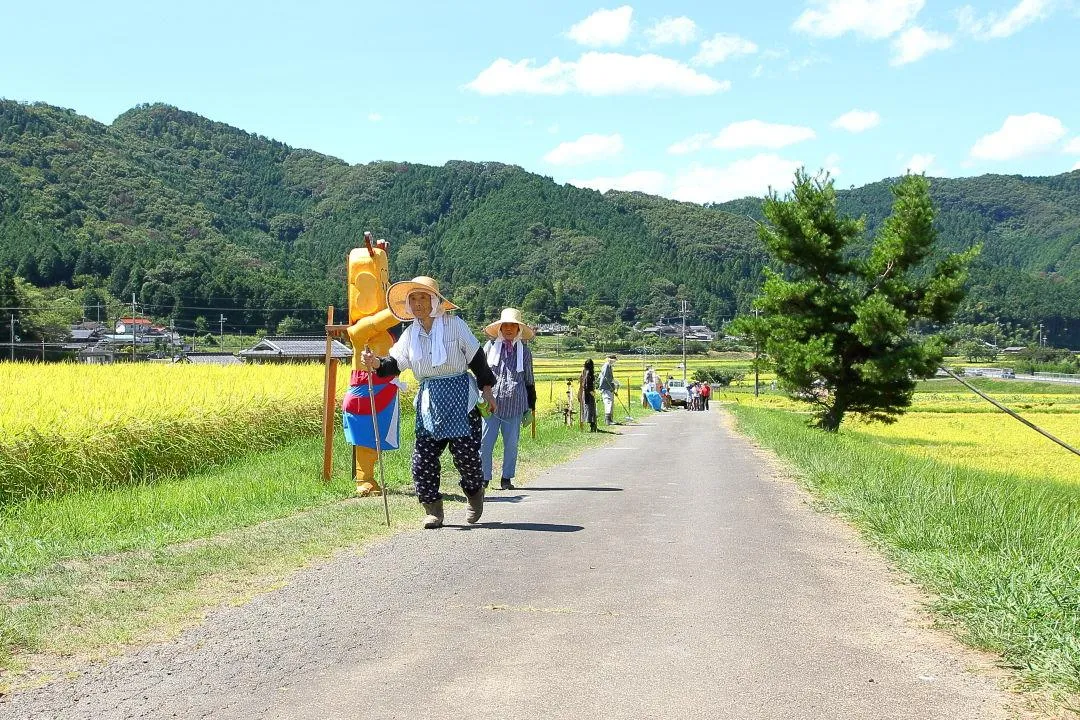 批評をして歩く近隣の人