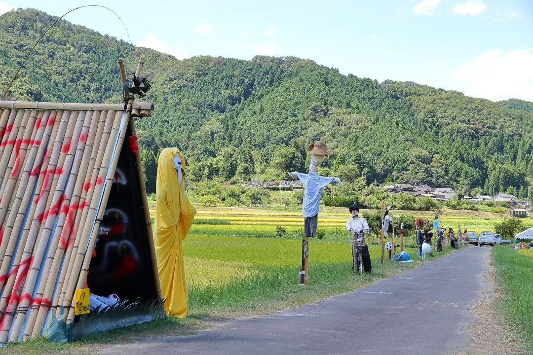 農道沿いの案山子