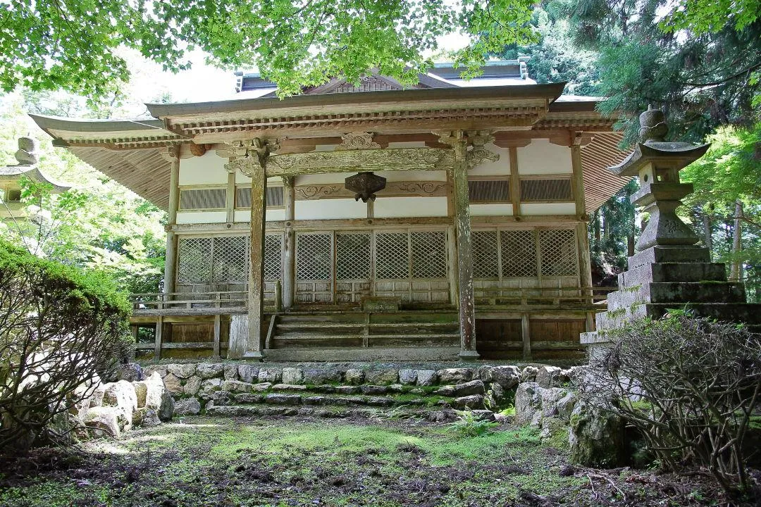 神池寺会館広場横の堂